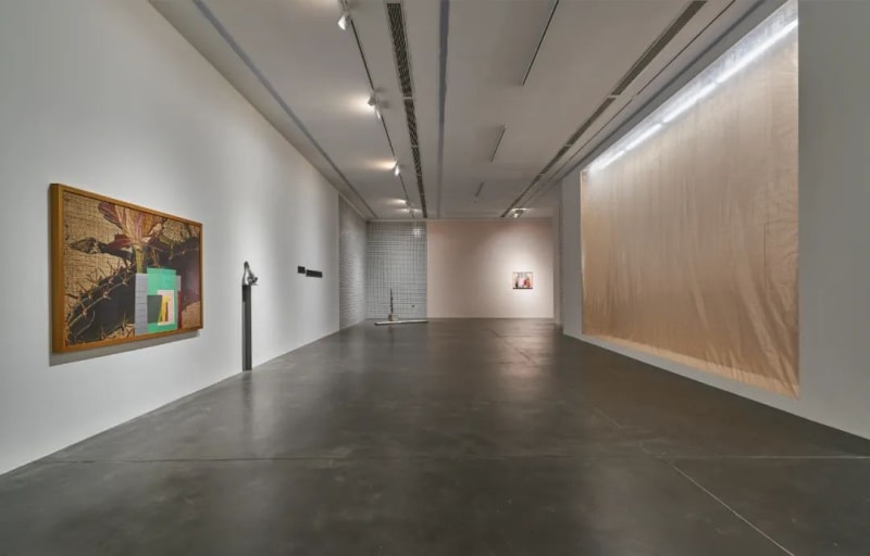 “张如怡：低声细语”展览现场，2022。图片由UCCA尤伦斯当代艺术中心提供，摄影：孙诗。Installation view of “Zhang Ruyi: Speaking Softly ,” 2022. Photograph by Sun Shi, courtesy UCCA Center for Contemporary Art.