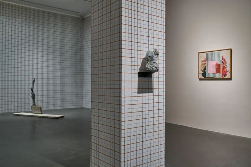 “张如怡：低声细语”展览现场，2022。图片由UCCA尤伦斯当代艺术中心提供，摄影：孙诗。Installation view of “Zhang Ruyi: Speaking Softly ,” 2022. Photograph by Sun Shi, courtesy UCCA Center for Contemporary Art.