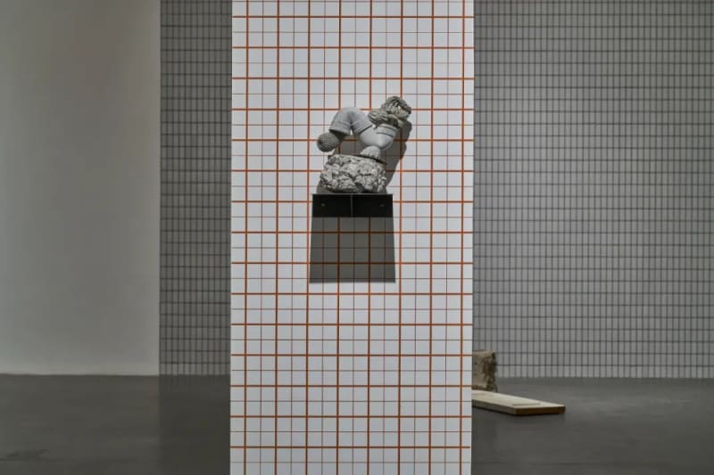 “张如怡：低声细语”展览现场，2022。图片由UCCA尤伦斯当代艺术中心提供，摄影：孙诗。Installation view of “Zhang Ruyi: Speaking Softly ,” 2022. Photograph by Sun Shi, courtesy UCCA Center for Contemporary Art.