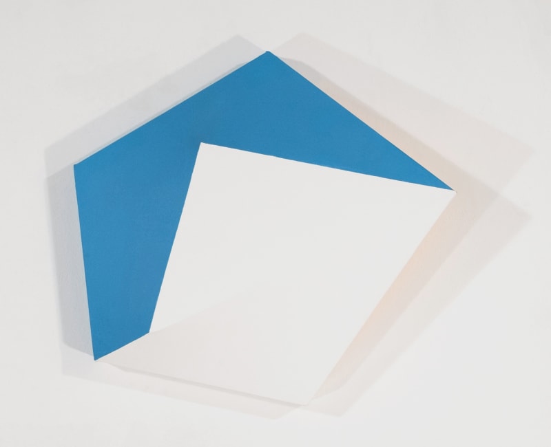 Tridimensional geometrically abstract painting of blue and white facets