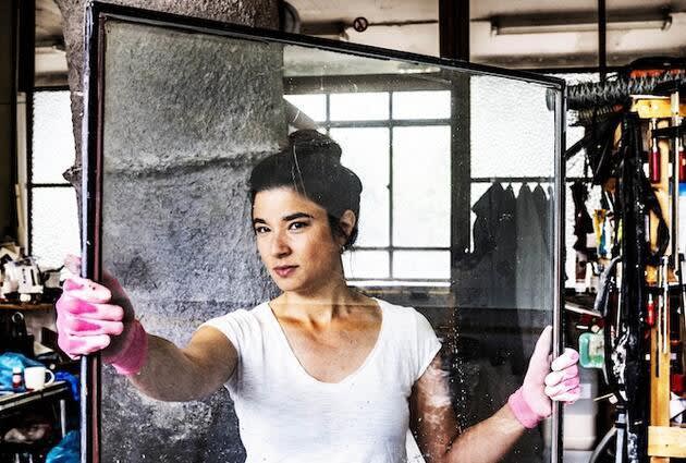 Portret Leyla Aydoslu in haar atelier. Foto: Saskia Vanderstichele