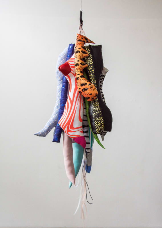 Piñata Salvaje 2 (2017), medidas variables de 18 formas orgánicas, sujetas a gancho con cintas de nailon. (Foto de Alan Ginsburg)