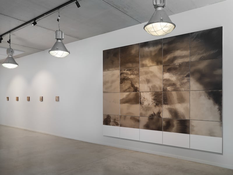 Alt Text for Image: “Exhibition view of ‘Revisitation’ at Wilford-X in Belgium, 2024. The prominent artwork, ‘Spectrum’ by Tom Van Puyvelde, is displayed on the right wall. This large oil on canvas measures 280 x 350 cm and features a grid of panels with 