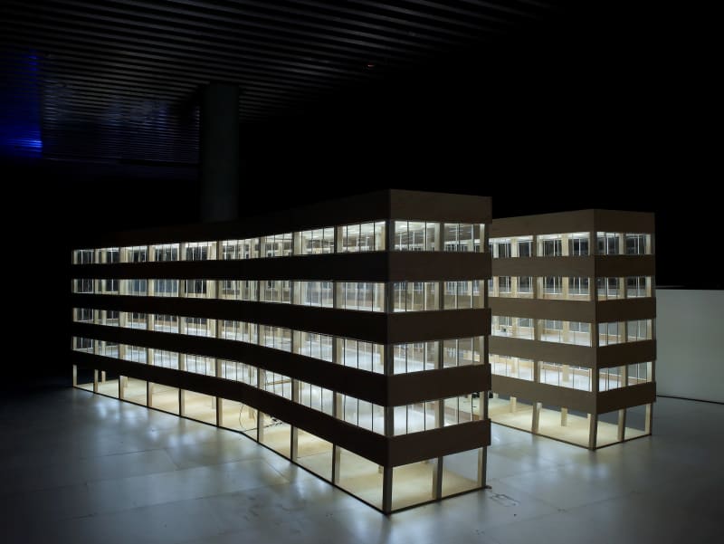 Building, 2006, A model of a Building made of wood and acryl, 4 video cameras, fluorescent lamp, video projector, motor, 300x600x190cm 빌딩, 2006, 나무, 아크릴, 형광등, 5대의 소형 비디오카메라, 4개의 모터, 비디오 프로젝터, 300x600x190cm