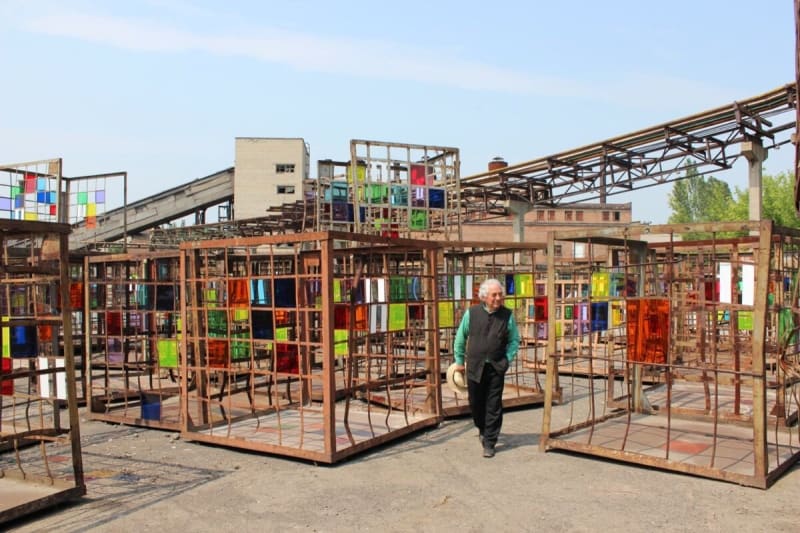 Daniel Buren, installation view of Dans les filets, la couleur, 2012, in “Where is the Time?,” 2012. Photo by Dima Sergeev. Courtesy of IZOLYATSIA.