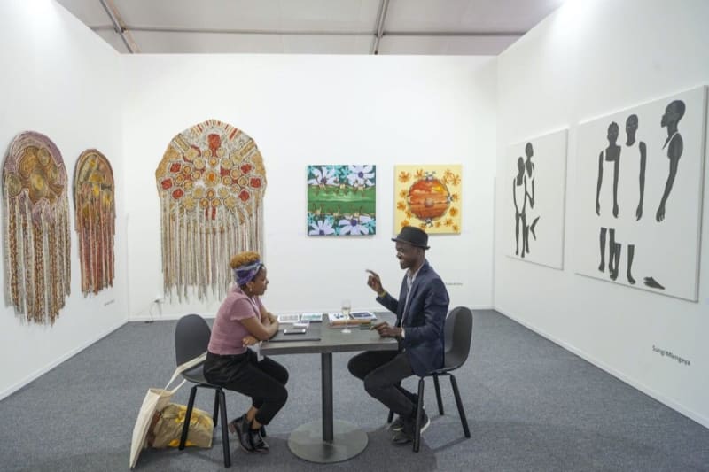 Ugandan gallerist Daudi Karungi and Tanzanian artist Sungi Mlengeya in conversation at LATITUDES Art Fair, 2019. Courtesy of LATITUDES Art Fair.