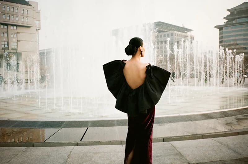 模特陈曼龄身穿宋怀桂所藏的皮尔·卡丹晚装,出演由约翰-保罗·皮特鲁斯(John-Paul Pietrus)执导的短片《北京爱人》(2010)。 照片由约翰-保罗·皮特鲁斯拍摄,图片由中国现代传播集团提供