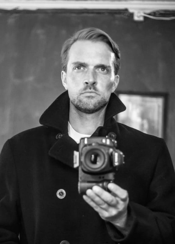 Ómar Sverrisson – Icelandic photographer and visual artist capturing atmospheric portraits and editorial imagery. Known for his work in film design, music, and theater photography.