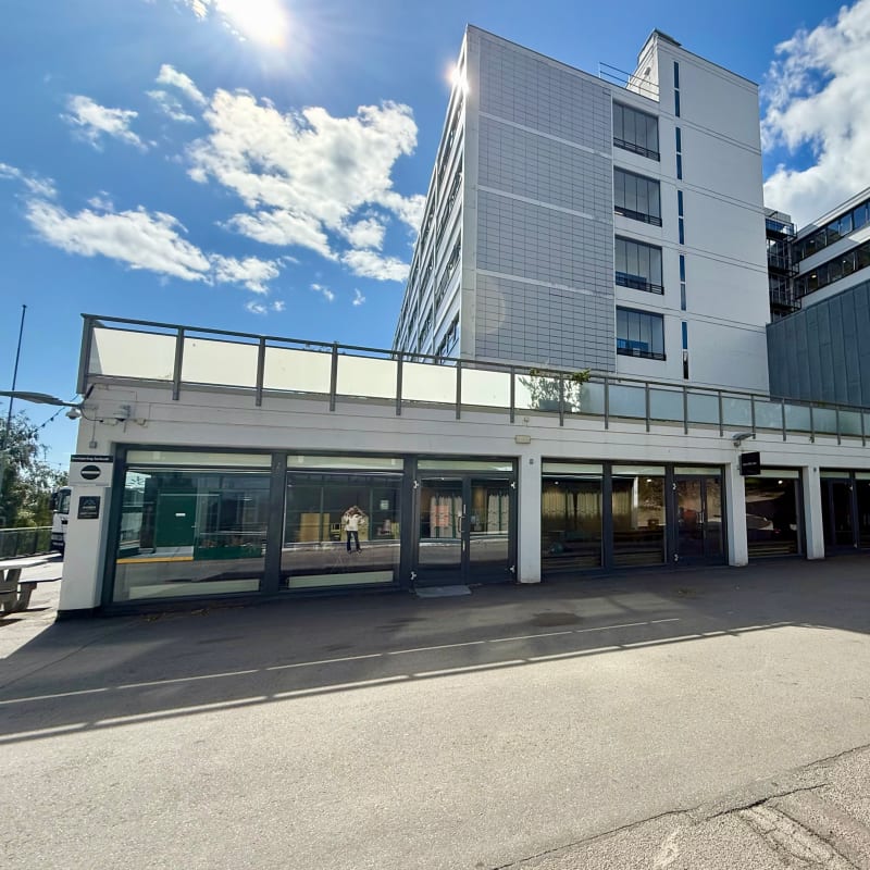 Bilde av fasaden til GalleryLab fra Romsås Torg