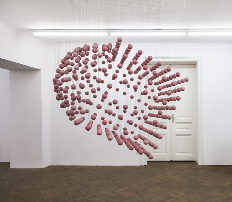 Canan Dağdelen, Uprise, 2015. Colored porcelain, fine steel cord, 147 × 99 × 208 cm.
