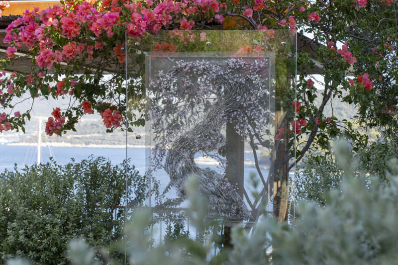 Tia-Thuy Nguyen, Out to the eternity (Đi đến vĩnh hằng), 2025, Stainless steel and quartz, 90 x 70 cm, 35 1/2 x 27 1/2 in. © Courtesy of the artist and Almine Rech.