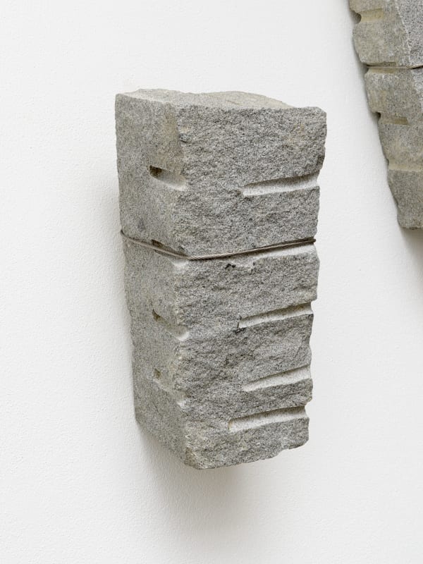 Giovanni Anselmo, Grigi che si alleggeriscono mentre la terra si orienta - Greys Becoming Lighter while Earth Finds Its Bearing