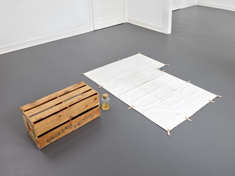 Joseph Beuys, Kiste, Flasche, Tuch - Die drei Teile des Aktionssockels. Ausstellungen von Joseph Beuys bei Konrad Fischer