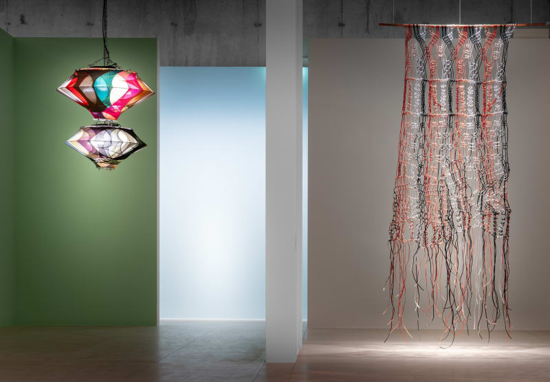 Installation view Nevin Aladağ – Interlocking with Color Floating objects (2024) and Macramé, current flow 2 (2017), © VG Bild-Kunst,...