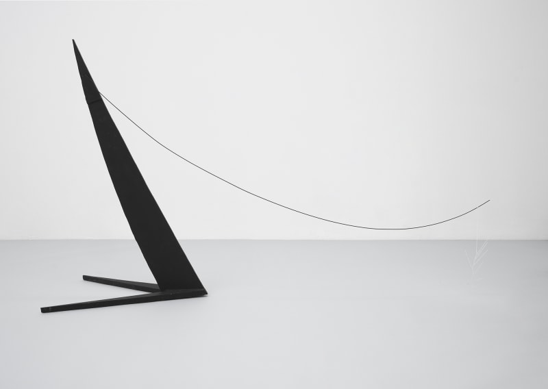 Alexander Calder, Extrême porte à faux III, 1969, sheet metal, wire, and paint, 112.7 x 192.4 x 60.6 cm. (44 3/8 x 75 3/4 x 23 7/8 in.) All Images © 2024 Calder Foundation, New York / DACS, London.