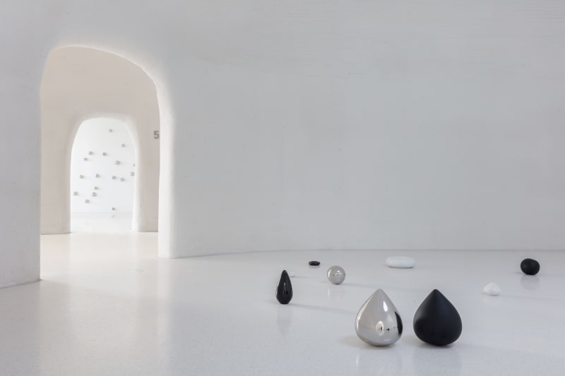 Installation view of “Alice Wang: The Touching Touched,” UCCA Dune, 2023. Courtesy UCCA Center for Contemporary Art. “王凝慧：触之可觉”展览现场，UCCA沙丘美术馆，2023。图片由UCCA尤伦斯当代艺术中心提供。