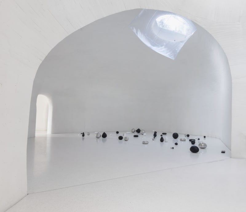 Installation view of “Alice Wang: The Touching Touched,” UCCA Dune, 2023. Courtesy UCCA Center for Contemporary Art. “王凝慧：触之可觉”展览现场，UCCA沙丘美术馆，2023。图片由UCCA尤伦斯当代艺术中心提供。