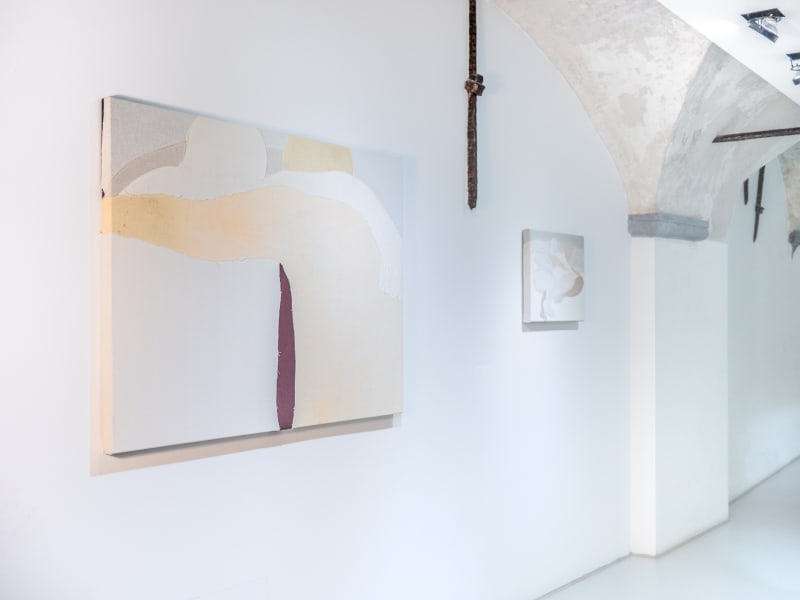 Essere uno. Tessuti e ceramiche di Alessandro Teoldi, veduta della mostra, Savona, 2024, Ph. Claudio Pagnacco