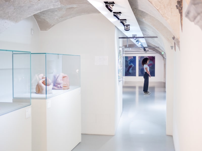 Essere uno. Tessuti e ceramiche di Alessandro Teoldi, veduta della mostra, Savona, 2024, Ph. Claudio Pagnacco