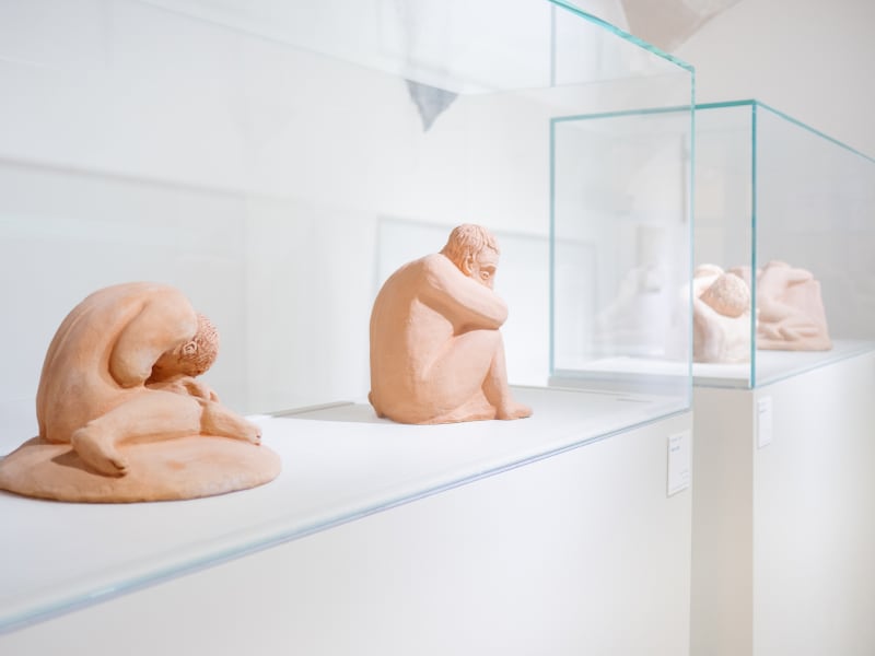 Essere uno. Tessuti e ceramiche di Alessandro Teoldi, veduta della mostra, Savona, 2024, Ph. Claudio Pagnacco