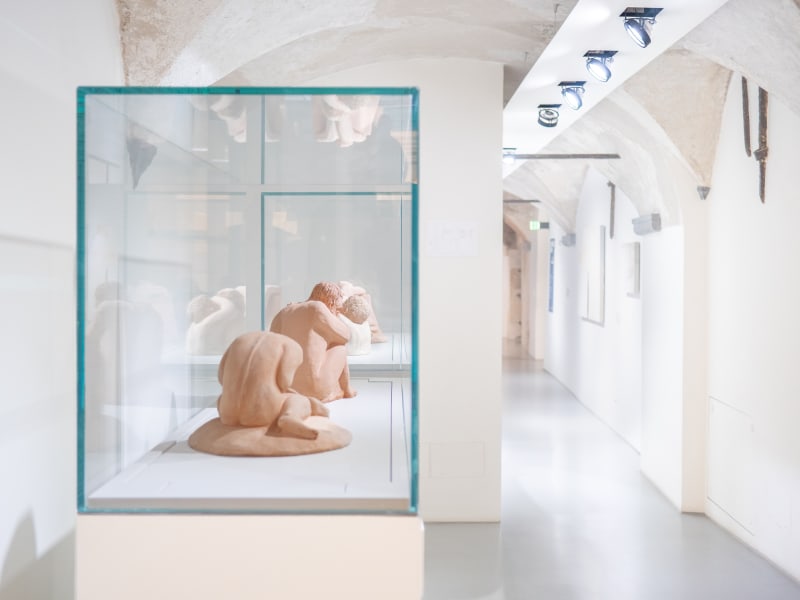 Essere uno. Tessuti e ceramiche di Alessandro Teoldi, veduta della mostra, Savona, 2024, Ph. Claudio Pagnacco