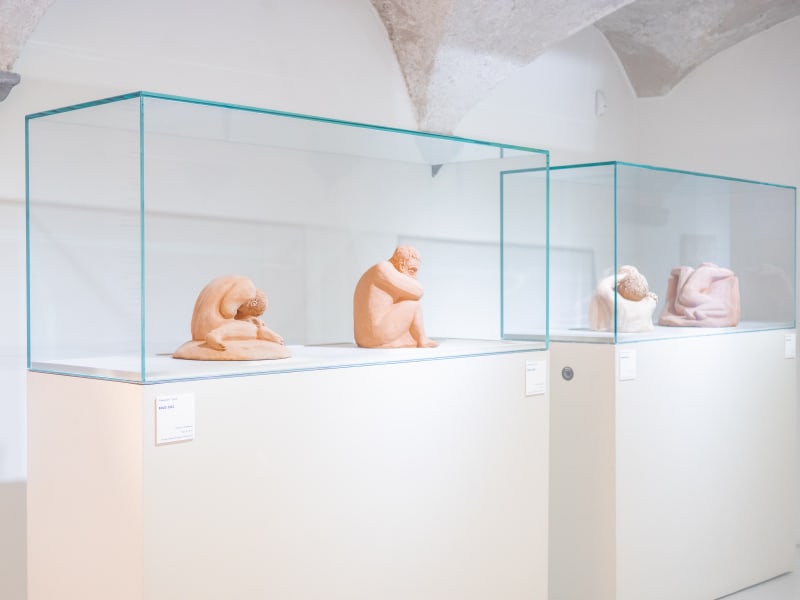 Essere uno. Tessuti e ceramiche di Alessandro Teoldi, veduta della mostra, Savona, 2024, Ph. Claudio Pagnacco