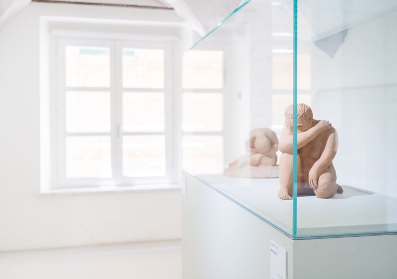 Essere uno. Tessuti e ceramiche di Alessandro Teoldi, veduta della mostra, Savona, 2024, Ph. Claudio Pagnacco