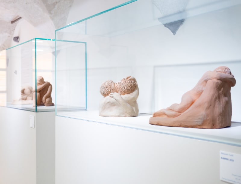 Essere uno. Tessuti e ceramiche di Alessandro Teoldi, veduta della mostra, Savona, 2024, Ph. Claudio Pagnacco
