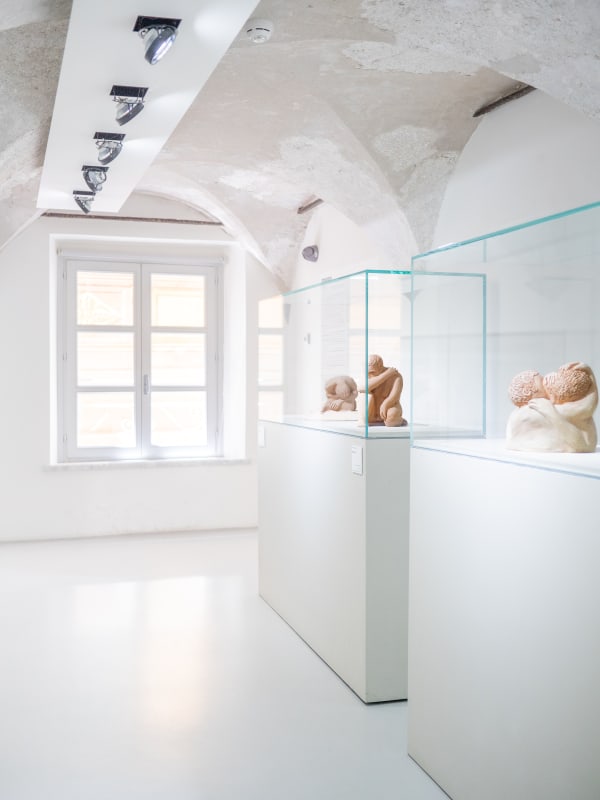 Essere uno. Tessuti e ceramiche di Alessandro Teoldi, veduta della mostra, Savona, 2024, Ph. Claudio Pagnacco