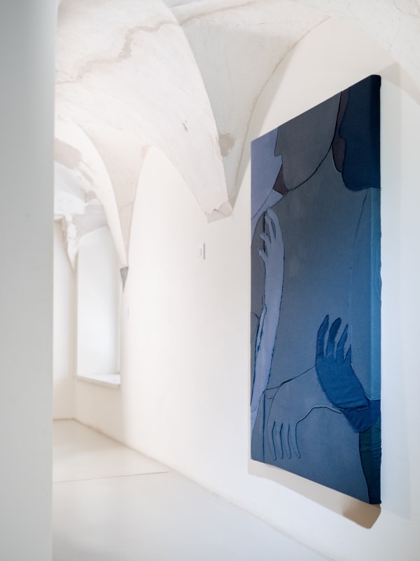 Essere uno. Tessuti e ceramiche di Alessandro Teoldi, veduta della mostra, Savona, 2024, Ph. Claudio Pagnacco