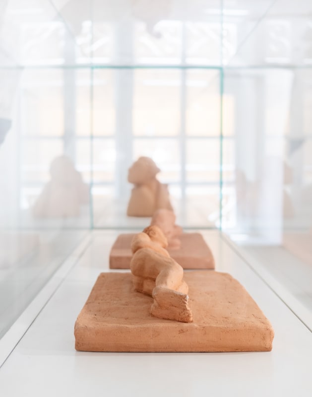 Essere uno. Tessuti e ceramiche di Alessandro Teoldi, veduta della mostra, Savona, 2024, Ph. Claudio Pagnacco