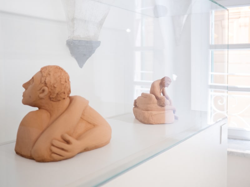 Essere uno. Tessuti e ceramiche di Alessandro Teoldi, veduta della mostra, Savona, 2024, Ph. Claudio Pagnacco
