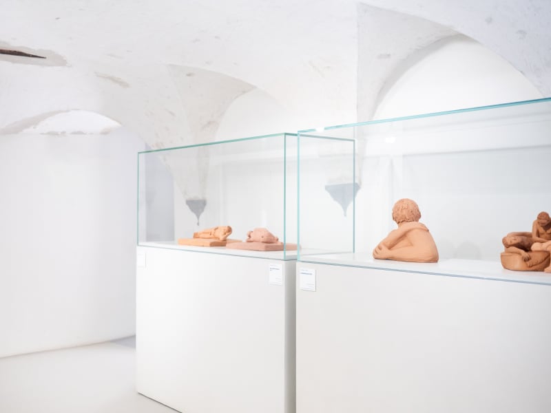 Essere uno. Tessuti e ceramiche di Alessandro Teoldi, veduta della mostra, Savona, 2024, Ph. Claudio Pagnacco