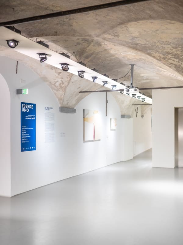 Essere uno. Tessuti e ceramiche di Alessandro Teoldi, veduta della mostra, Savona, 2024, Ph. Claudio Pagnacco