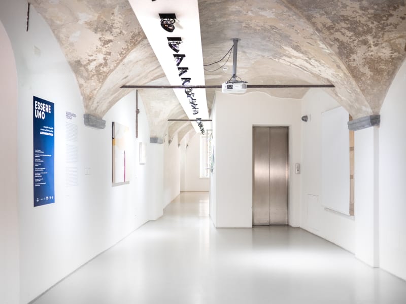 Essere uno. Tessuti e ceramiche di Alessandro Teoldi, veduta della mostra, Savona, 2024, Ph. Claudio Pagnacco