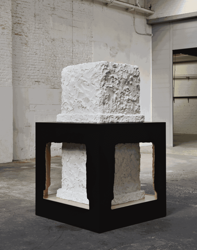 Open Cube #10, 2020. Plâtre, bois peint, 195 x 120 x 120 cm ©Didier Vermeiren, Sabam