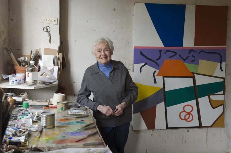 Portrait de Shirley Jaffe dans son atelier, Bibliothèque Kandinsky, Mnam-Cci, Centre Pompidou. Photographe : Jean-Christophe Mazur