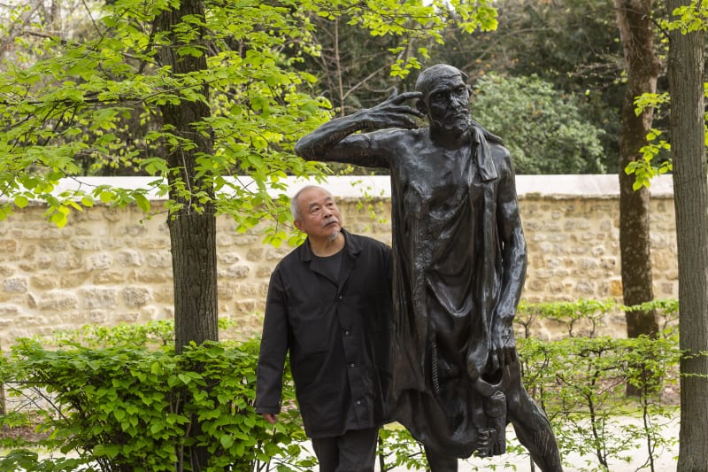 Wang Keping aux côtés de Jacques de Wissant, Monument des Bourgeois de Calais © agence photographique du musée Rodin, J. Manoukian.jpg