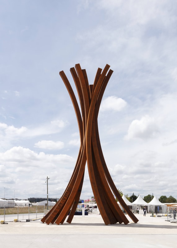 Bernar Venet, Convergence: 54.5° Arc x 14, 2024. Photo Tanguy Beurdeley, courtesy Perrotin; ©Bernar Venet, ADAGP Paris, 2024