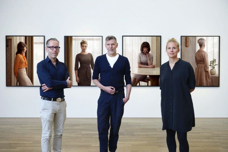 Roger Diederen, Erwin Olaf, and Anja Huber in the exhibition 'Strange Beauty' at Kunsthalle Munich, in front of Erwin Olaf's Grief series