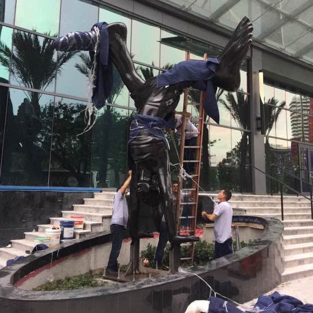 Installing the Nena 500 Bronze at Echo Brickell, Miami.