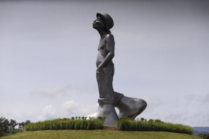 Escultor Idan Zareski devela un campesino en Cartago