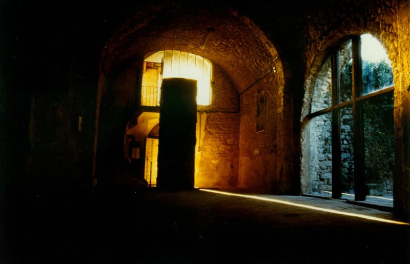 The pillar at the Convent of Minimes, Pourrières, France, 1990. Kong Chang’an Archive. Courtesy of Kong Chang’an and Asia Art Archive. 于法国普里耶尔最小兄弟会修道院展览现场的柱子，1990年，孔长安档案。图片提供：孔长安及亚洲艺术文献库。