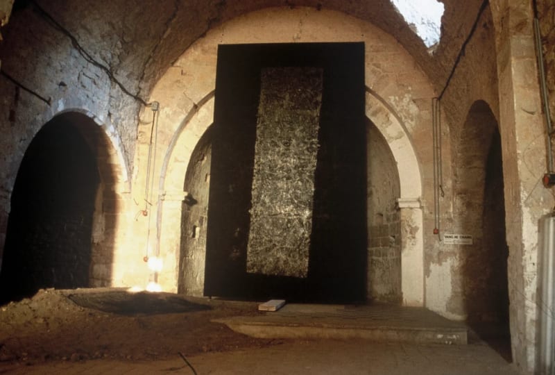 Yang Jiechang, Hundred Layers of Ink-Chine demain pour hier, installation view at the Convent of Minimes, Pourrières, France, 1990. Fei Dawei Archive. Courtesy of Fei Dawei and Asia Art Archive. 杨诘苍，《千层墨--献给昨天的中国明天》于法国普里耶尔最小兄弟会修道院展览现场，1990年，费大为档案。图片提供：费大为及亚洲艺术文献库。