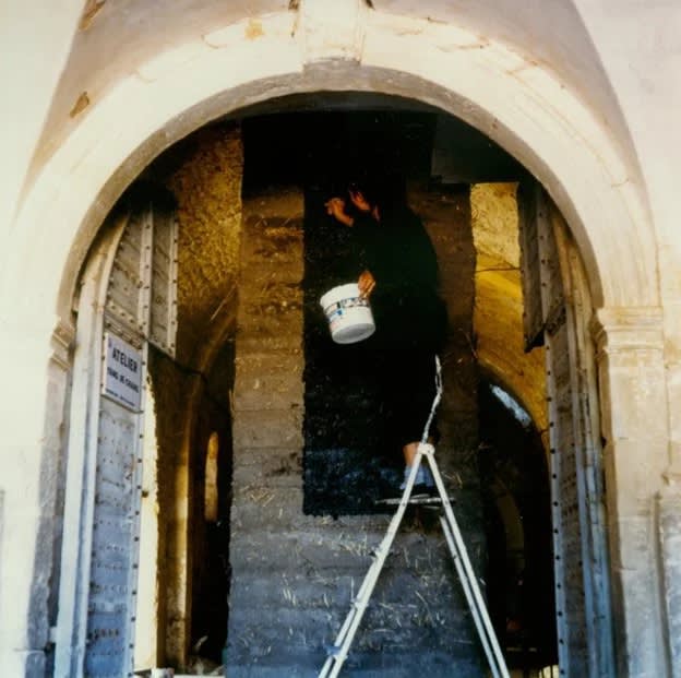 Yang Jiechang working at the Convent of Minims, Pourrières, France, 1990. Fei Dawei Archive. Courtesy of Fei Dawei and Asia Art Archive. 杨诘苍在法国普里耶尔最小兄弟会修道院展览现场，1990年，费大为档案。图片提供：费大为及亚洲艺术文献库。