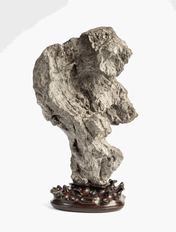 Scholar’s rock, ca. 18th century, stone, wood base. © Fairfield University Art Museum 文人石，约18世纪，岩石、木制底座。©费尔菲尔德大学美术馆