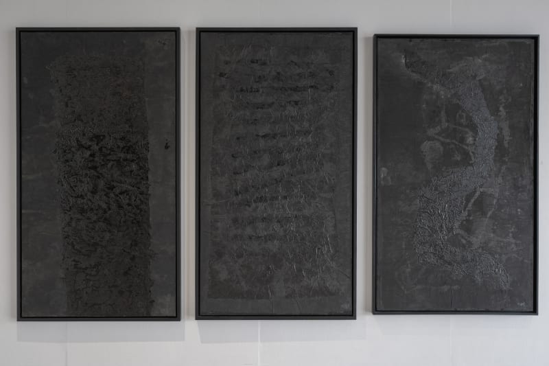 杨诘苍，从左至右：《地下柱》《灵蓍》《1969年6月21日手术》，墨、纱布、宣纸, 1990-1996 Yang Jiechang, from left to right: Underground Pillar, Yarrow Stalk Omens, Operation 21.6.1969, ink, gauze, xuan paper, 1990-1996