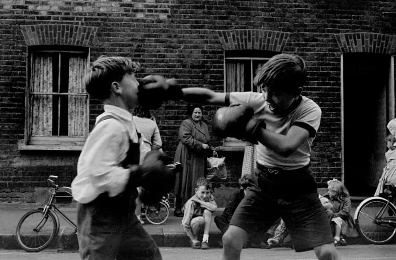 Combat de boxe entre enfants, quartier cockney de Lambeth, Londres, Angleterre 1955 Tirage argentique moderne © Studio Frank Horvat, Boulogne-Billancourt
