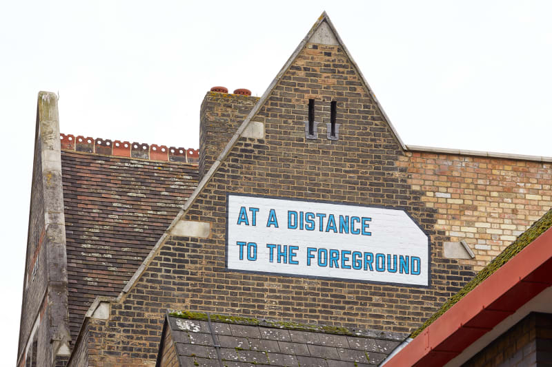 Lawrence Weiner, AT A DISTANCE TO THE FOREGROUND, 1999