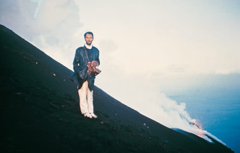 Giovanni Anselmo, La mia ombra verso l'infinito dalla cima dello Stromboli durante l'alba del 16 agosto, 1965. Color slide. Photo: Enrico Longo Doria.